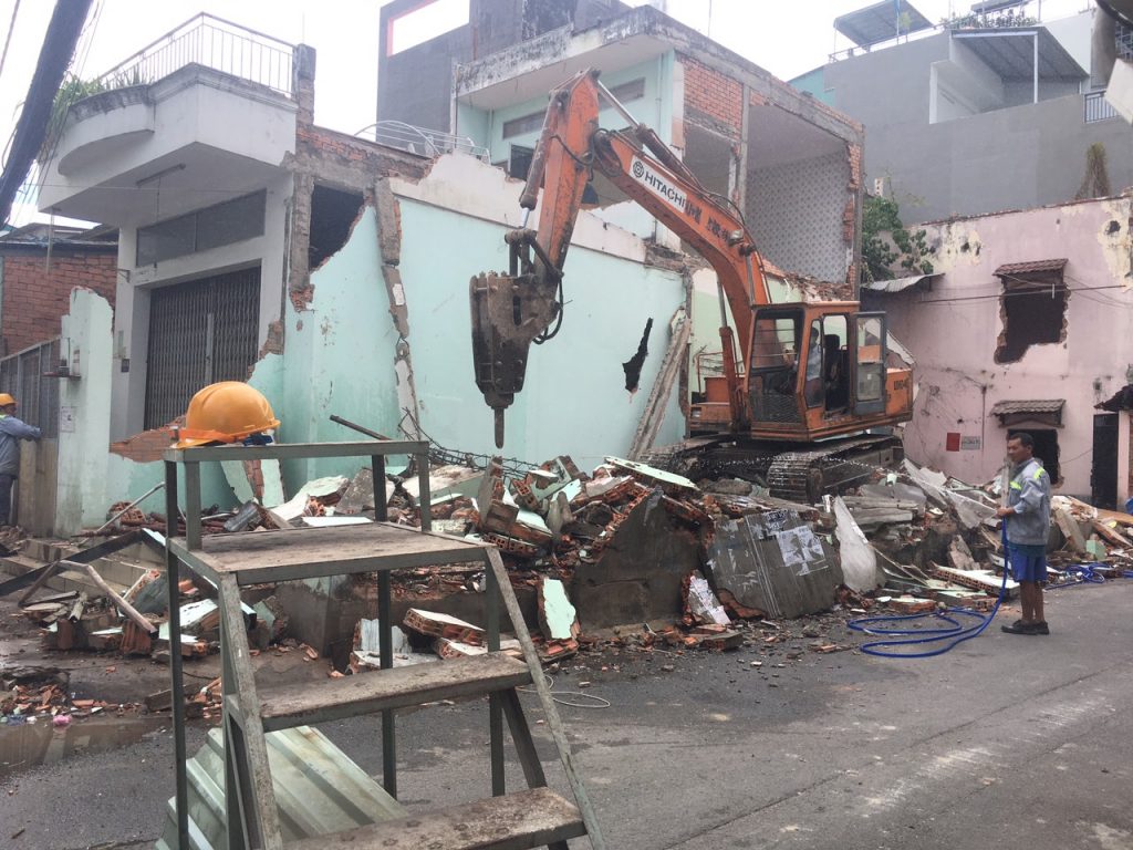 THÁO DỠ NHÀ CŨ TẠI THÀNH PHỐ HỒ CHÍ MINH
