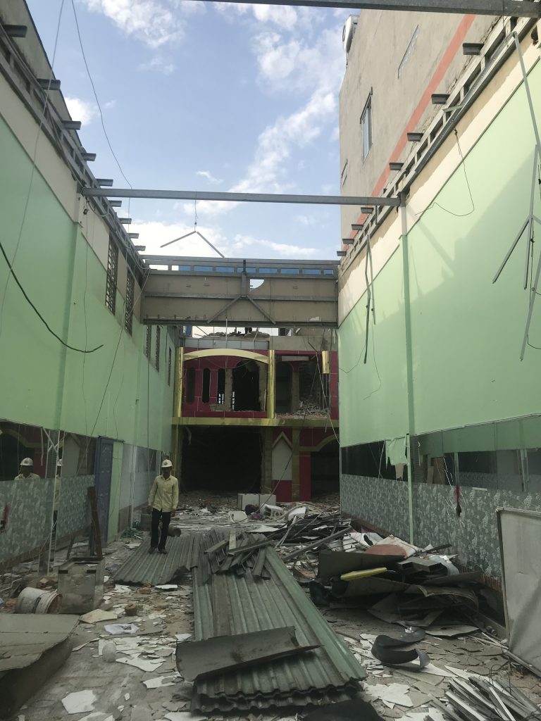 THÁO DỠ NHÀ CŨ TẠI THÀNH PHỐ HỒ CHÍ MINH