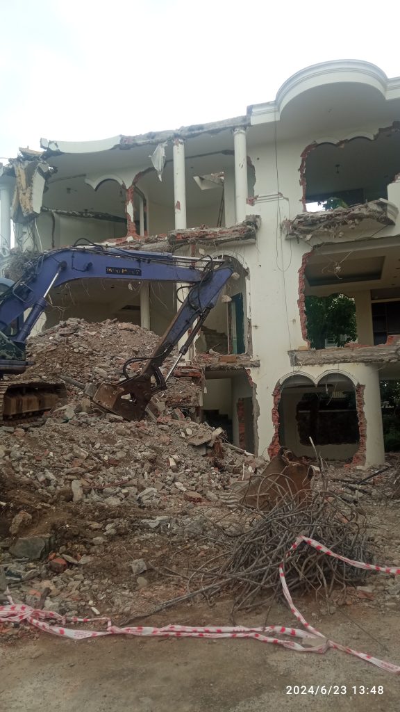 ĐẬP PHÁ NHÀ CŨ QUẬN TÂN PHÚ CÔNG TY TNHH CƠ GIỚI AN PHONG PHÁT 